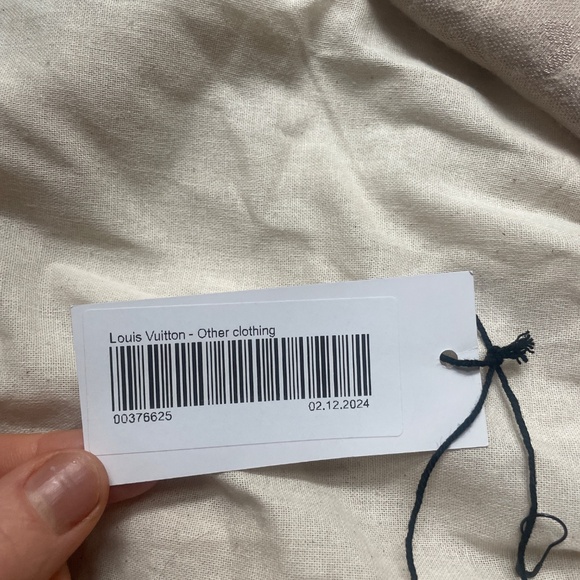 Authentic Louis Vuitton vintage scarf - Picture 15 of 15